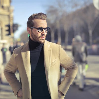 Портрет мужчины в черной водолазке