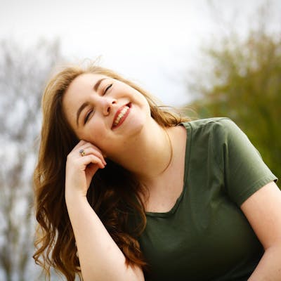 Портрет женщины в зеленой рубашке